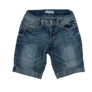 No Boundaries Cuffed Hem Jean Shorts Size 3 Women’s